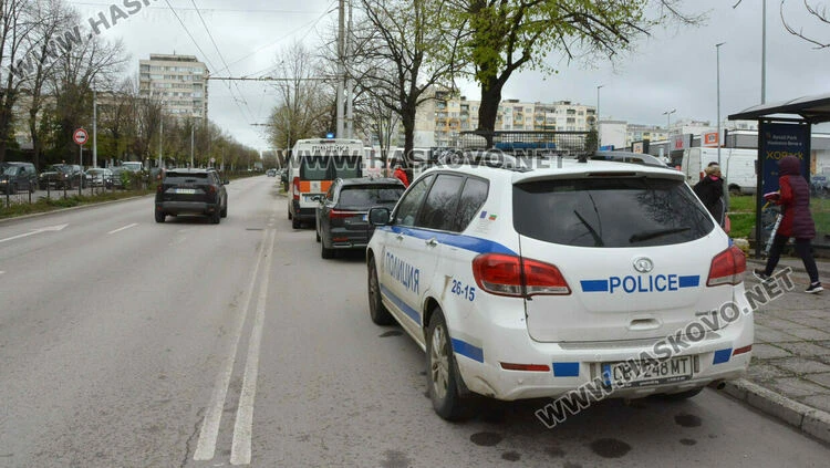Зловещ инцидент на спирка в Хасково, полиция отцепи района СНИМКИ 