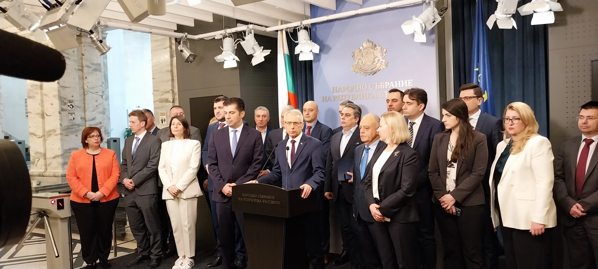 ПП-ДБ пак негодуват в НС, избягаха от пленарна зала СНИМКИ