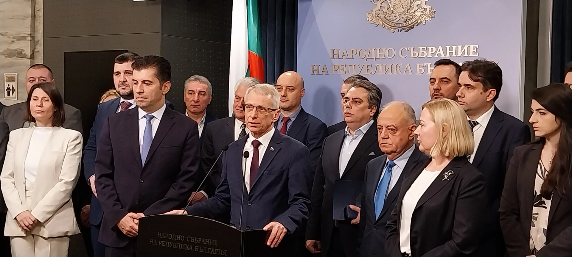 ПП-ДБ пак негодуват в НС, избягаха от пленарна зала СНИМКИ