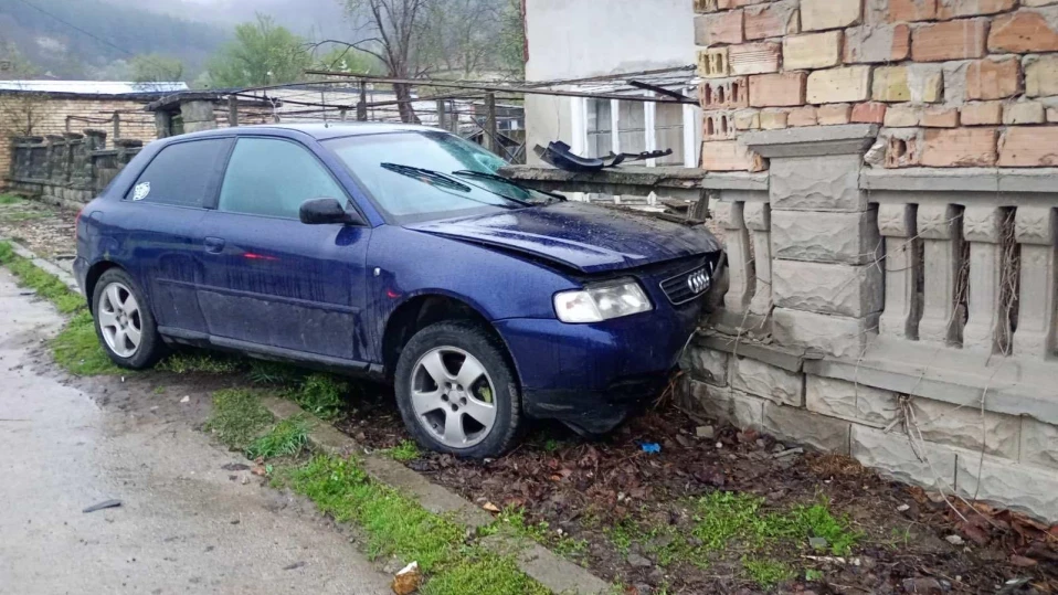 Млад джигит се опита да вземе къща на абордаж с колата си СНИМКИ 