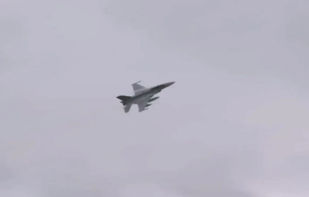Тук е! Първия БГ изтребител F-16 кацна у нас ВИДЕО