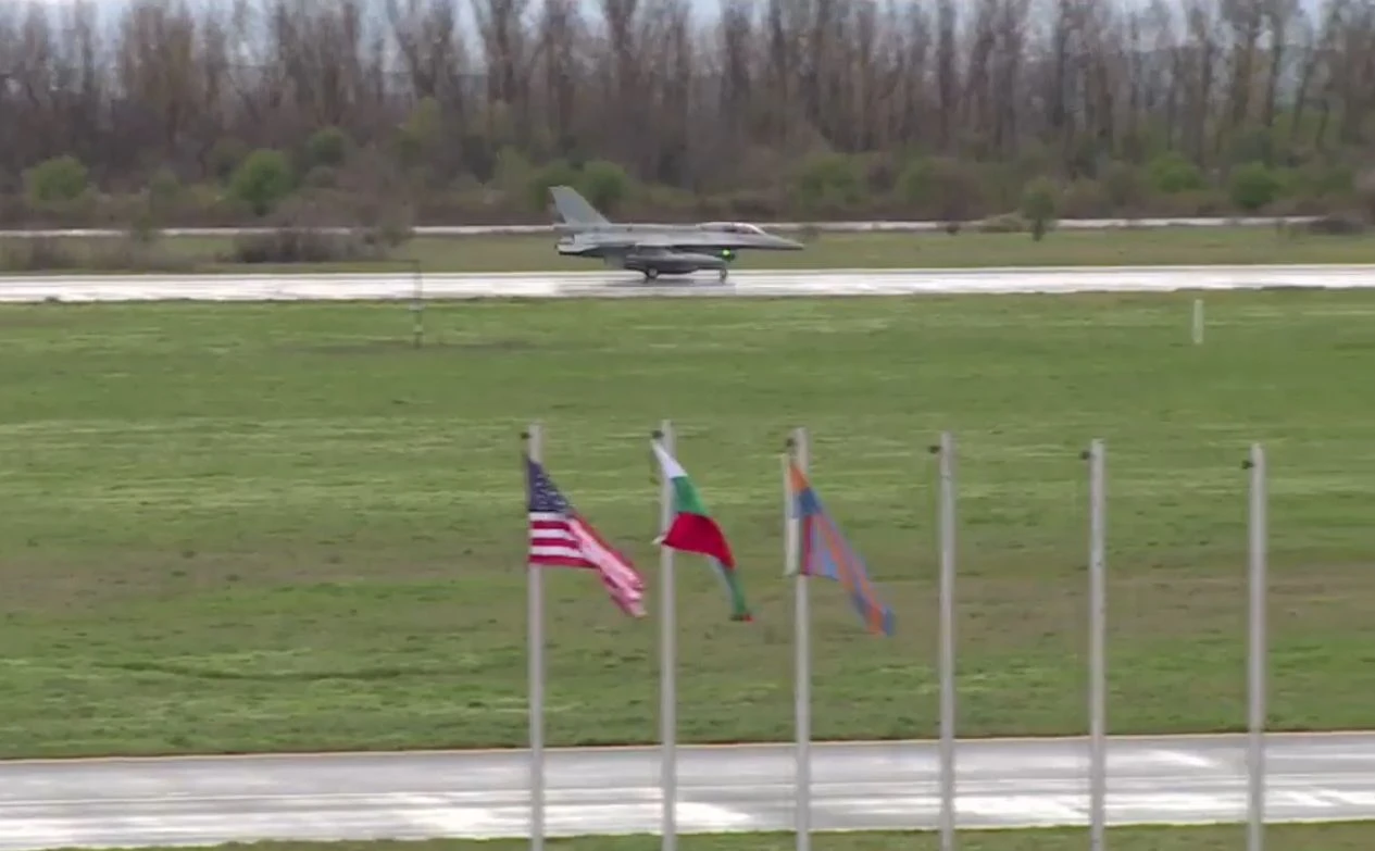 Тук е! Първия БГ изтребител F-16 кацна у нас ВИДЕО