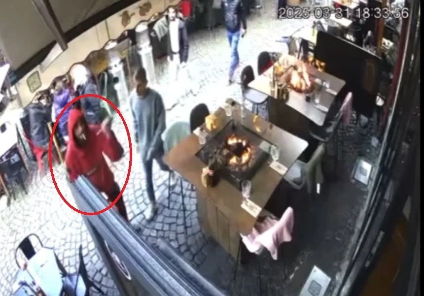 Мъж с червено яке и нож всява ужас в сърцето на Пловдив ВИДЕО 