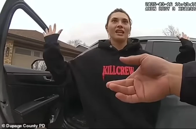Показаха на ВИДЕО задържането на омъжена учителка, която изнасилила 15-г. ученик