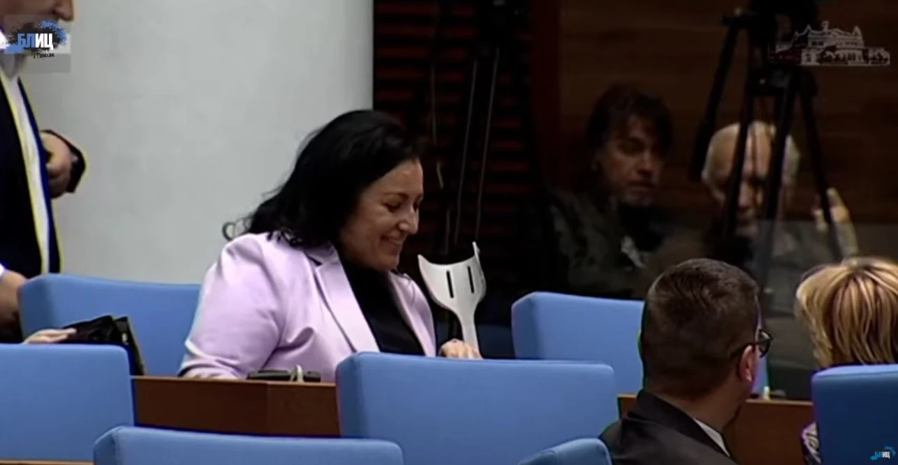 Огромна изненада в НС! Деси Танева се появи с патерици за вота СНИМКИ