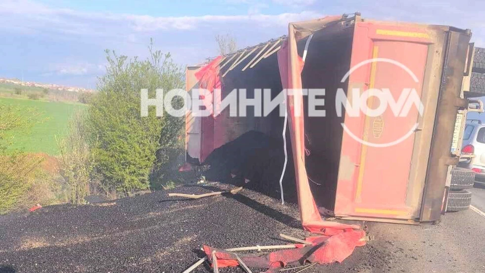 Камион с асфалт се обърна на Подбалканския път, шофьорът е ранен СНИМКИ