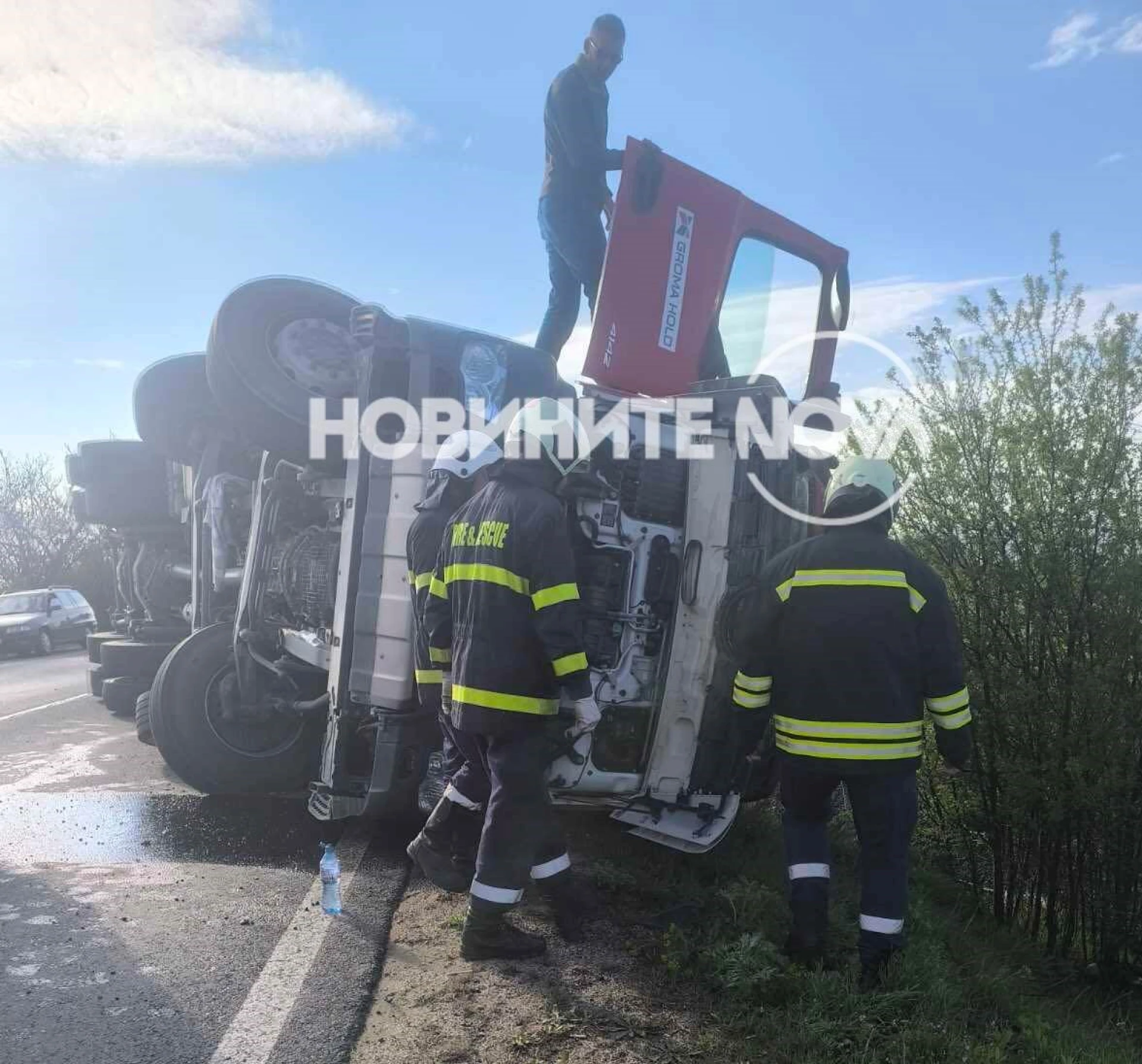 Камион с асфалт се обърна на Подбалканския път, шофьорът е ранен СНИМКИ