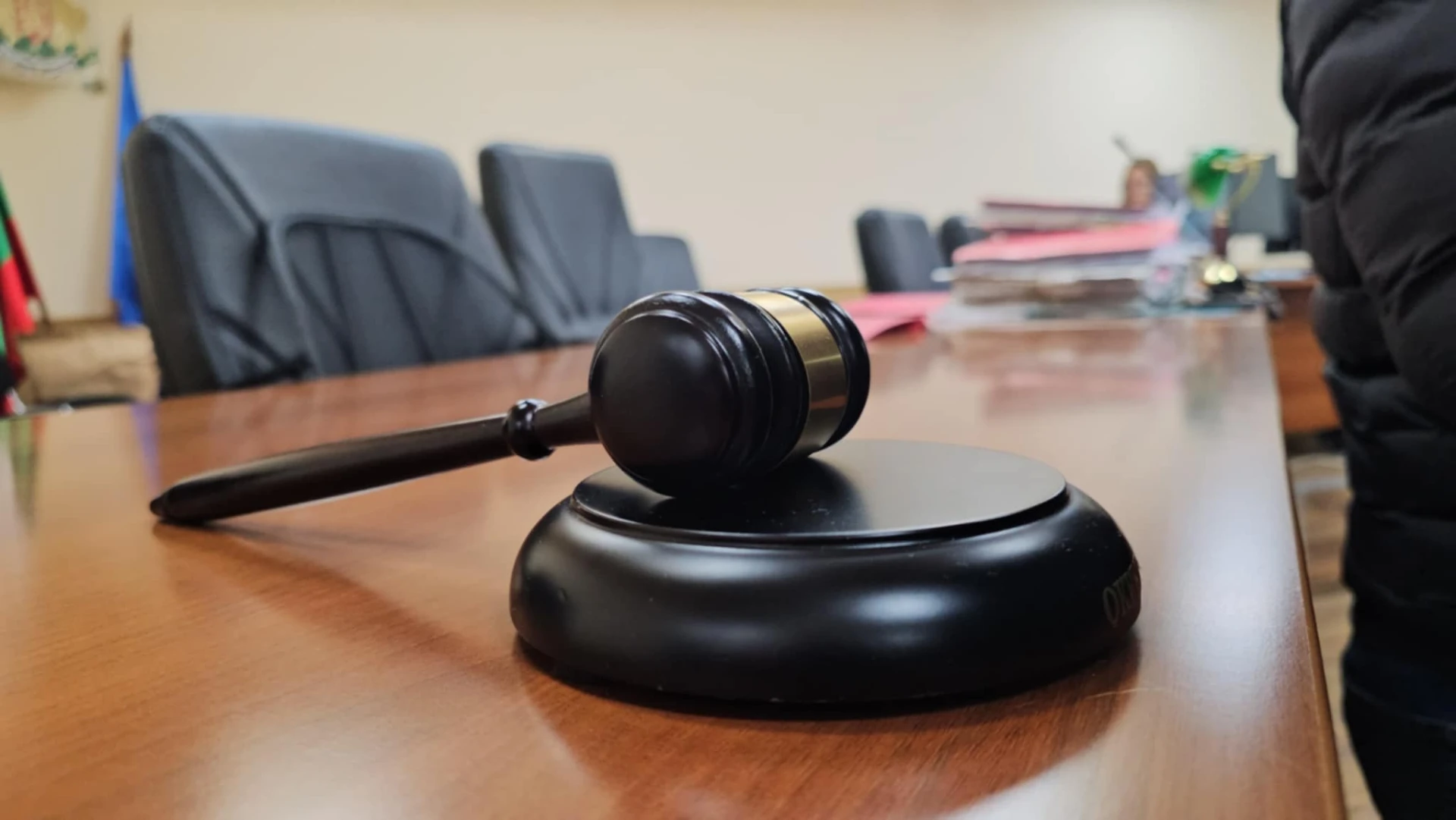 Глобиха солено баща, приютил 16-годишното гадже на сина си