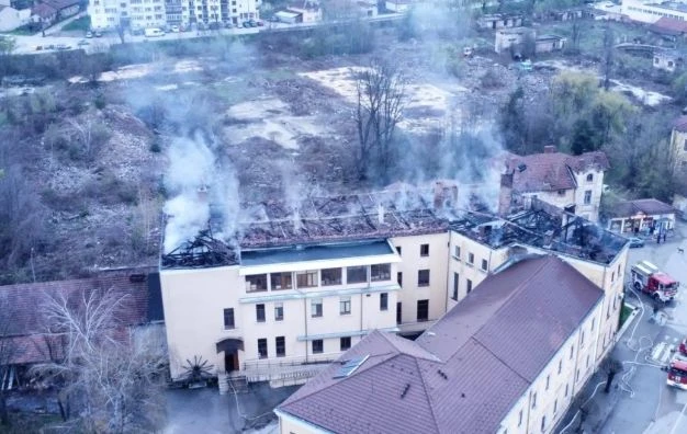Мариан Бачев с незабавни мерки след пожара в Тревненската школа СНИМКИ
