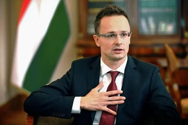 Унгарският външен министър: ЕС е във военна истерия, защото...