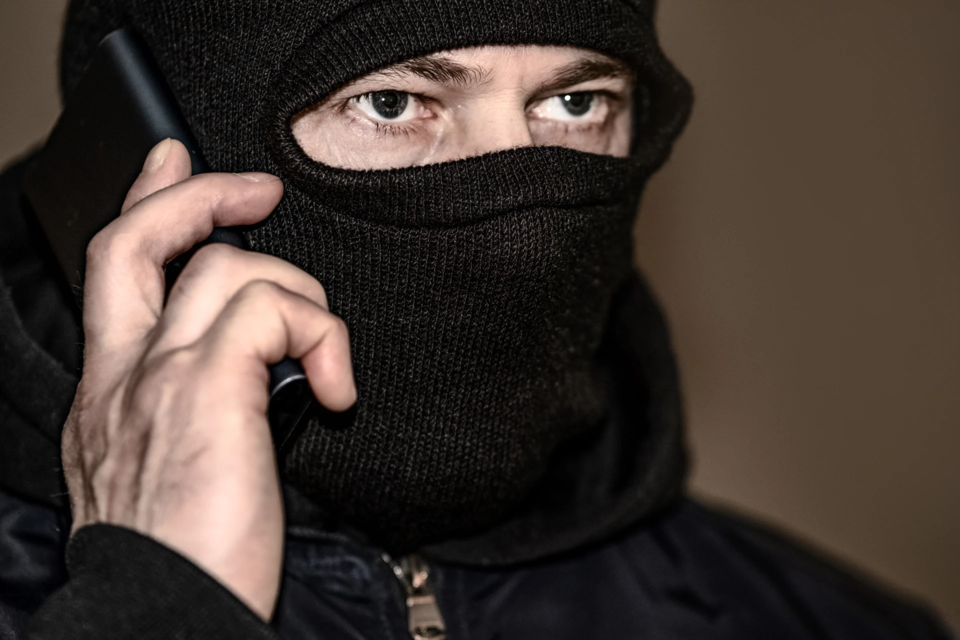 Наши ало-измамници обират баби в Скопие