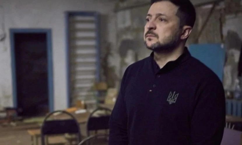 Сълзи, болка и едно жълто мече в ъгъла: Зеленски стъпи на ужасно място СНИМКИ