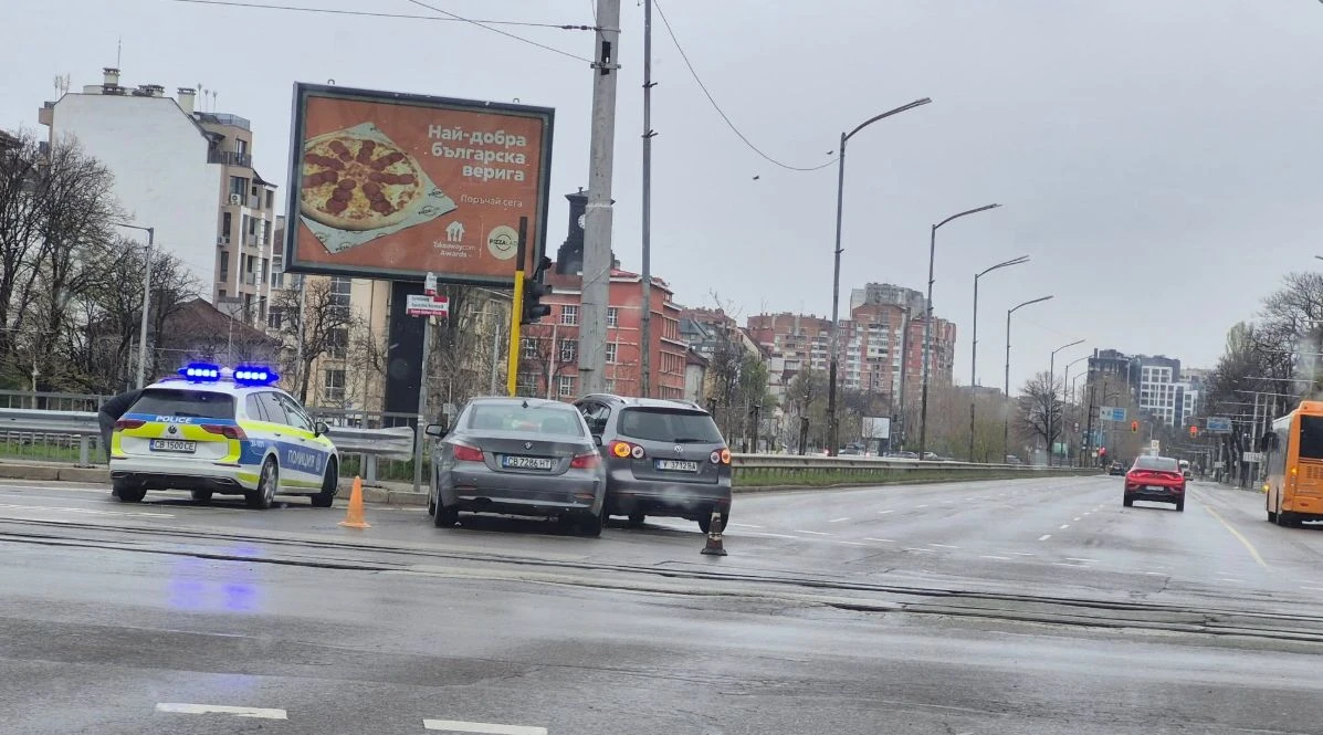 Само в БЛИЦ! Кошмар на ключов булевард в София, летят спешни екипи СНИМКИ