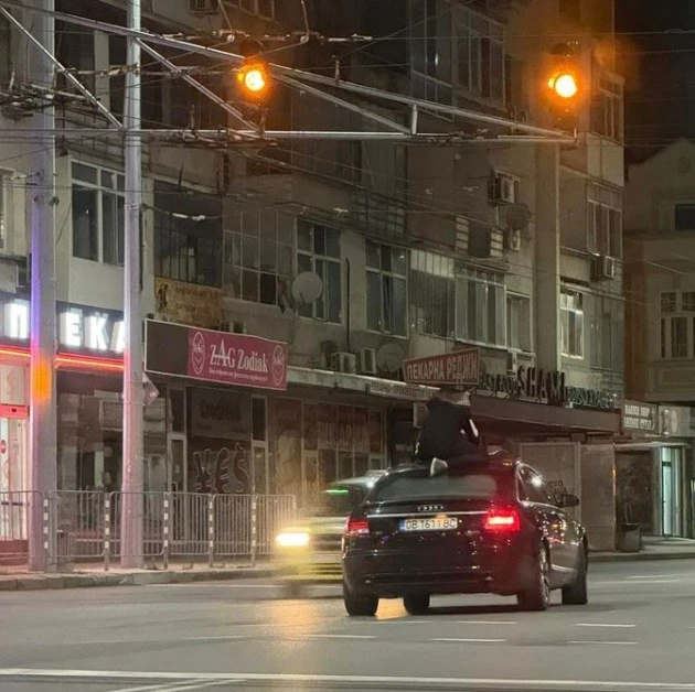 Когато ти се мре: Мъж се озова на капака на кола СНИМКИ