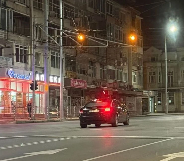 Когато ти се мре: Мъж се озова на капака на кола СНИМКИ