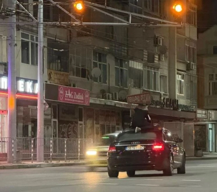 Когато ти се мре: Мъж се озова на капака на кола СНИМКИ
