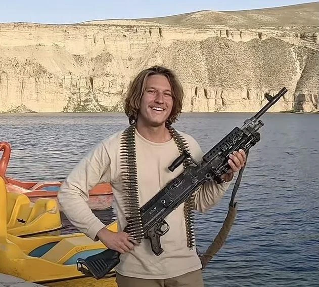 Турист идиот отиде при кръвожадно диво племе, подари им кутийка кола 