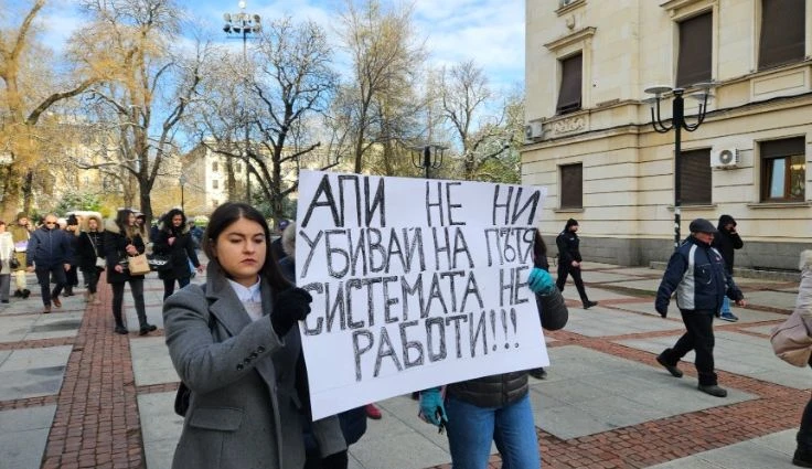 „Стига повече“: Протестът в София започна, министър излезе при почернените родители ВИДЕО