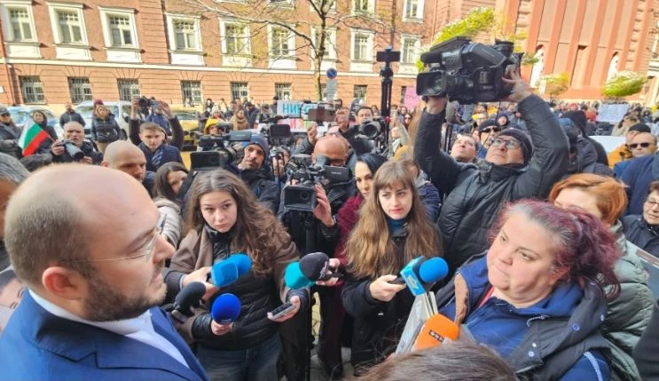 „Стига повече“: Протестът в София започна, министър излезе при почернените родители ВИДЕО