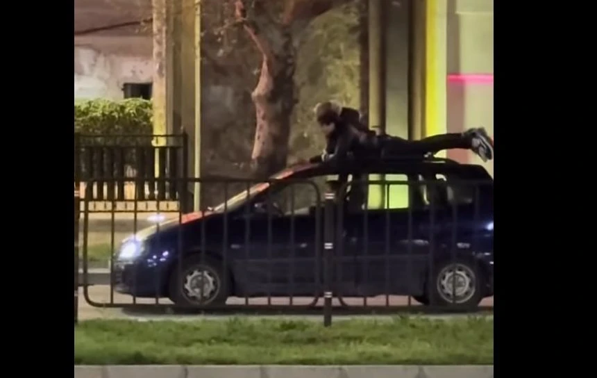 Заразно ли е? Вече по двама на капака на колата ВИДЕО