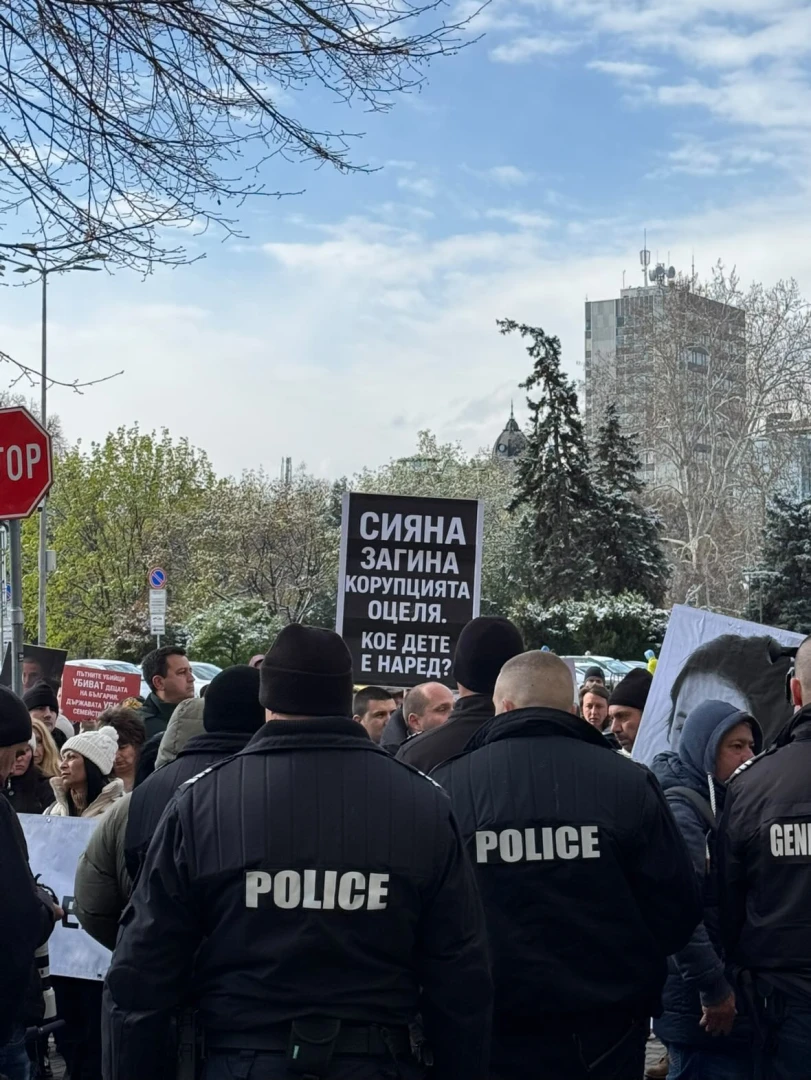 Само в БЛИЦ: Напрежение на протеста заради смъртта на Сияна СНИМКИ