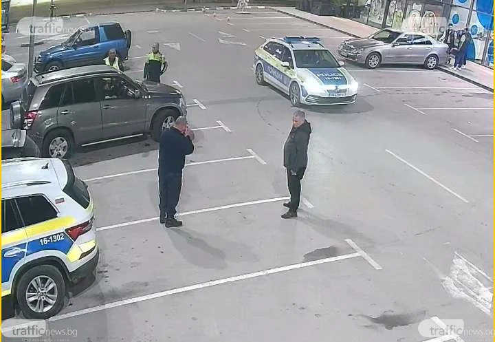 Като в екшън филм: Мъж с пищов заплашва и крещи в голям роден хипермаркет, клиентите в шок ВИДЕО 