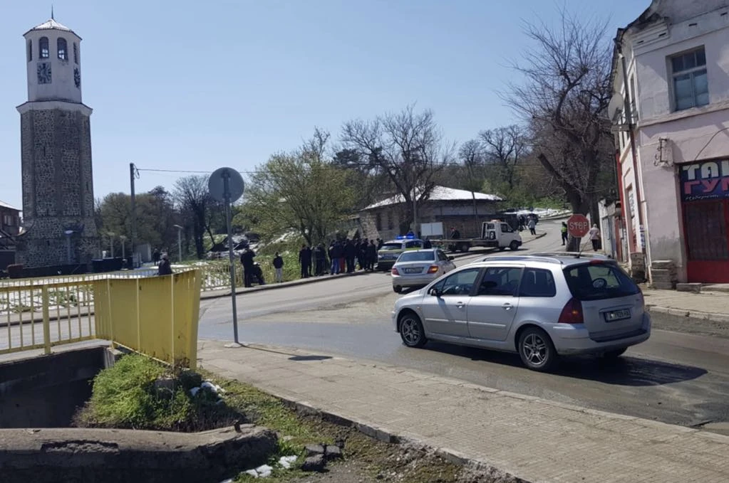 Абитуриенти тръгнаха да канят класната на бал и стана голяма беля 