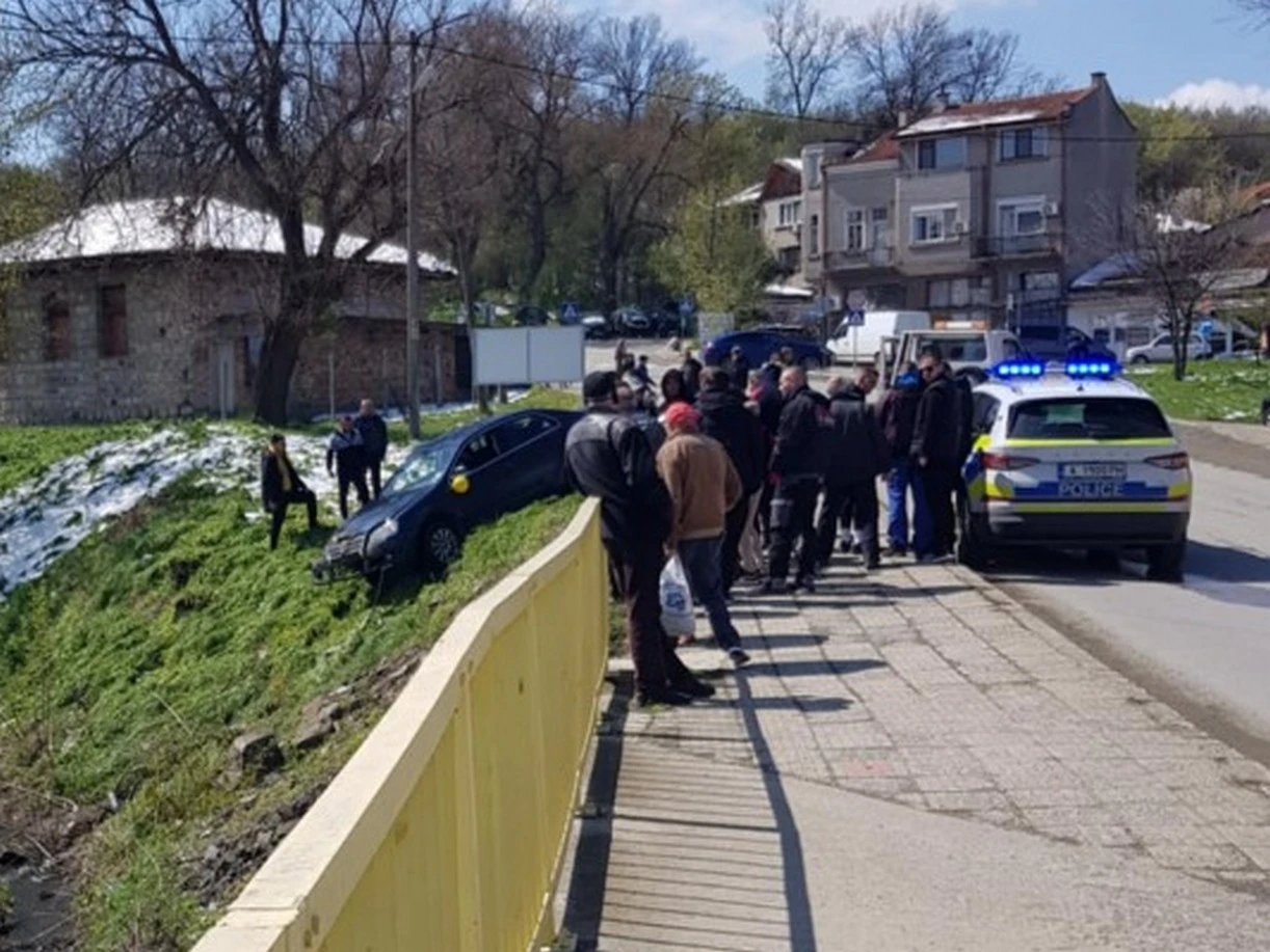 Абитуриенти тръгнаха да канят класната на бал и стана голяма беля 