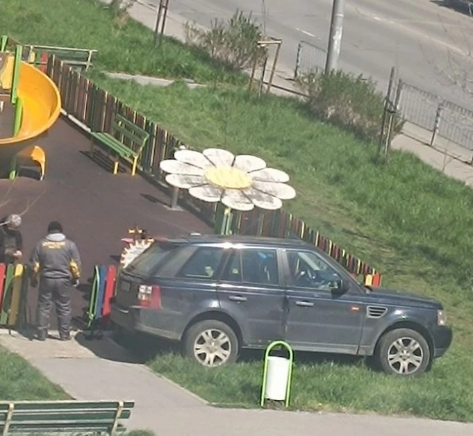 Черен джип показа как се паркира в София СНИМКА