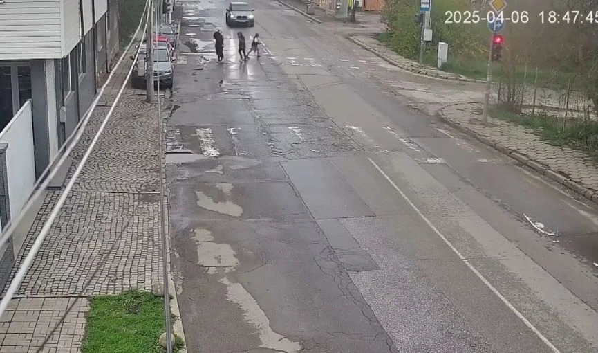 Ужас! Шофьор едва не помете 4 деца на пешеходна пътека в софийски квартал ВИДЕО