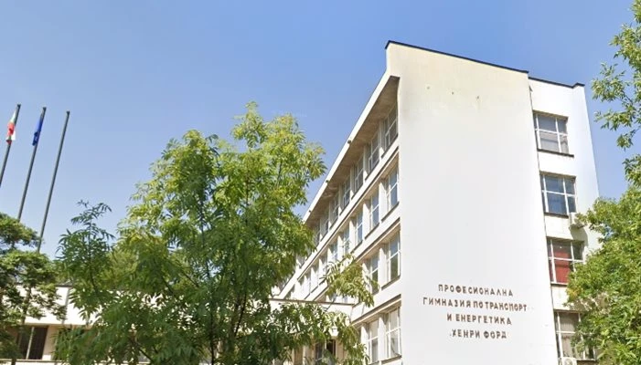 Ученик падна от етаж на училище в София!