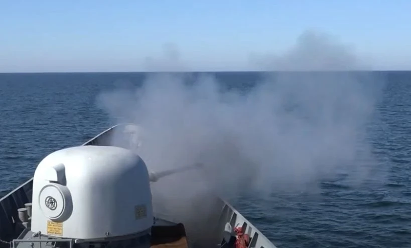 Черно море ври от военни машини, стрелба и командоси ВИДЕО