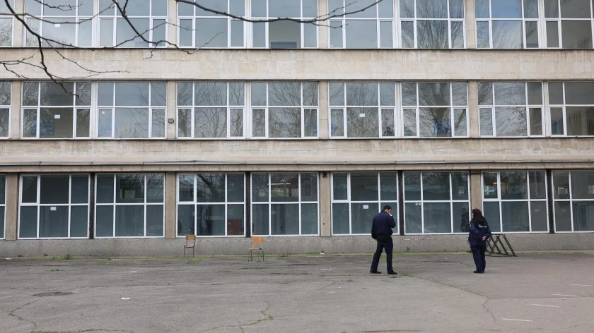 Шокиращ разказ на свидетел за инцидента с гимназист в София, по това време в училището била и... СНИМКИ