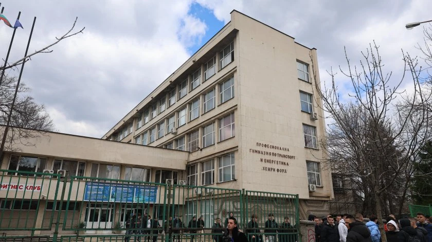 Шокиращ разказ на свидетел за инцидента с гимназист в София, по това време в училището била и... СНИМКИ