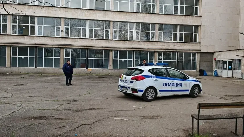 Шокиращ разказ на свидетел за инцидента с гимназист в София, по това време в училището била и... СНИМКИ