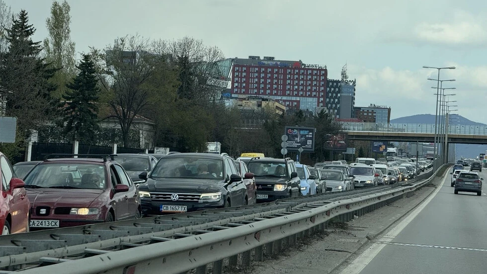 Автомобилен ад на "Цариградско шосе" в София заради... СНИМКИ 