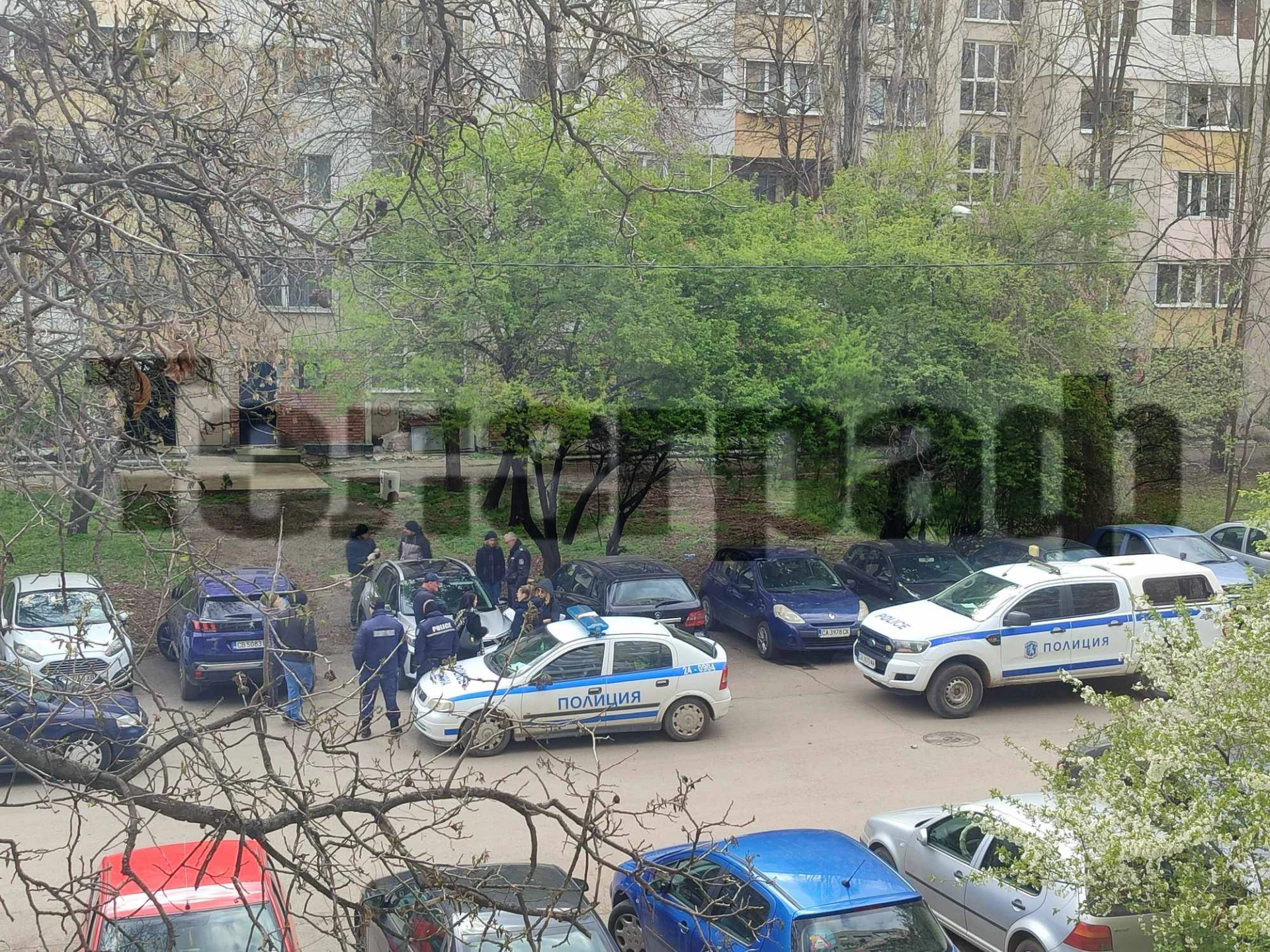 Извънредно: Полицаи завардиха столичен квартал, има арестувани! Зрелищни СНИМКИ