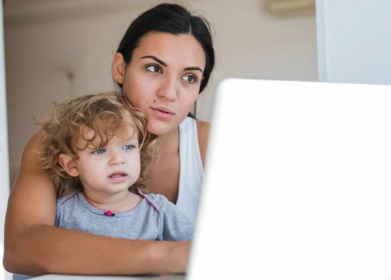 Бебе 2025: Как се променя родителството в ерата на AI
