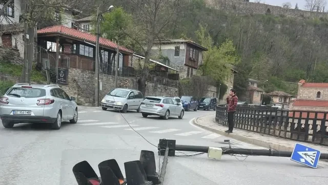 Ураганният вятър направи голяма беля в Търново СНИМКА 
