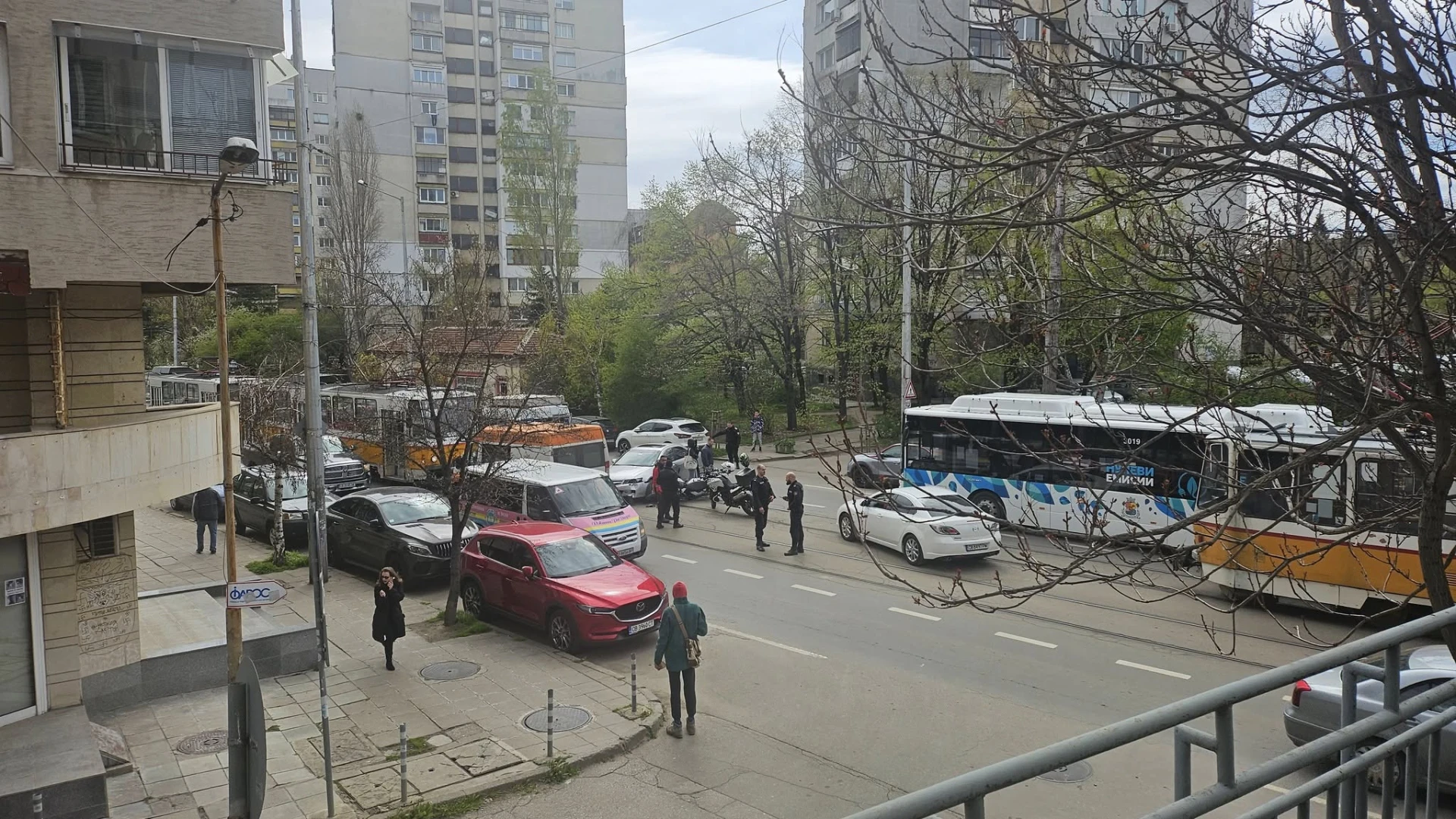 Първо в БЛИЦ! Ранен полицай при тежко меле в София, спряха трамваите! СНИМКИ