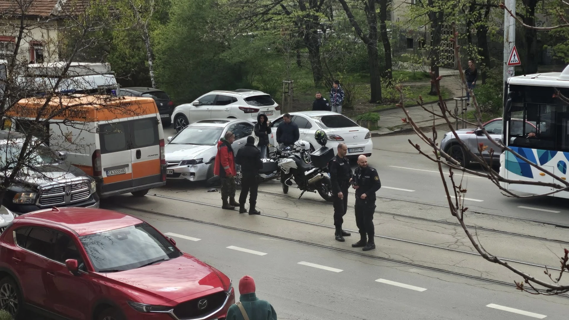 Първо в БЛИЦ! Ранен полицай при тежко меле в София, спряха трамваите! СНИМКИ