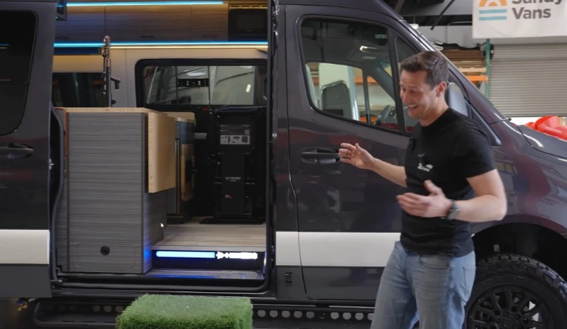 Превърнаха Mercedes Sprinter в дом на колела в стила на "Междузвездни войни" ВИДЕО