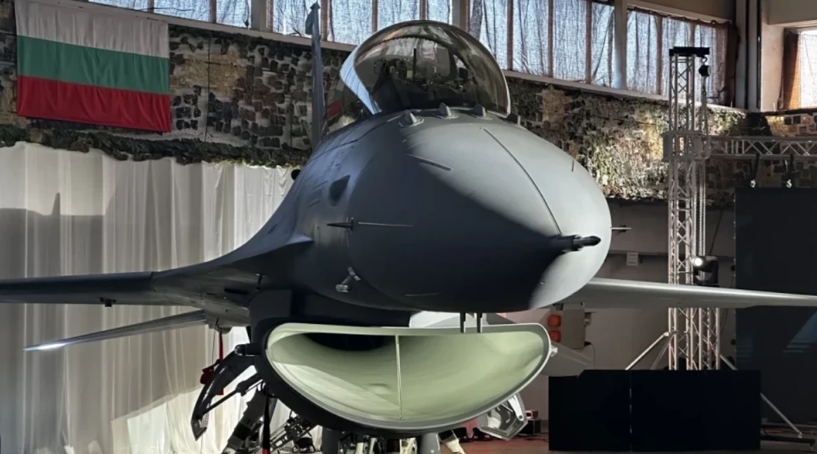 Вижте го! Първият български изтребител F-16 е същински красавец ВИДЕО/СНИМКИ