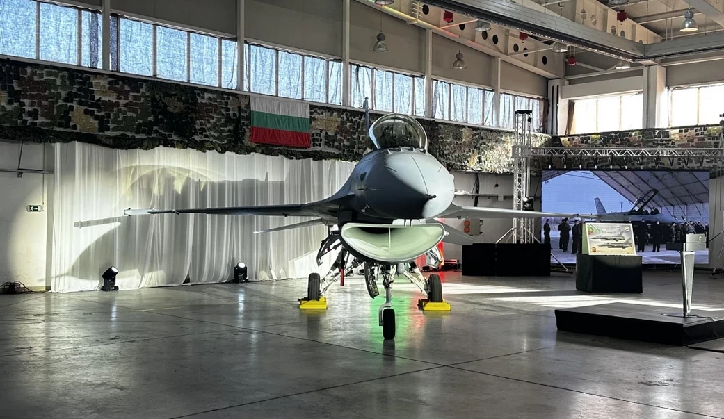 Вижте го! Първият български изтребител F-16 е същински красавец ВИДЕО/СНИМКИ