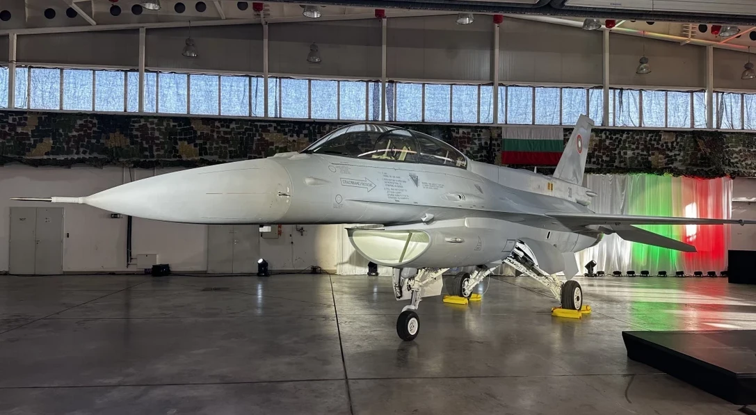 Вижте го! Първият български изтребител F-16 е същински красавец ВИДЕО/СНИМКИ