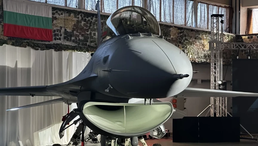 Ето го първия пилот на новия български изтребител F-16 ВИДЕО