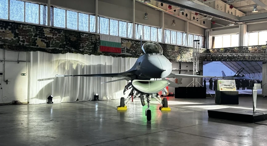 Ето го първия пилот на новия български изтребител F-16 ВИДЕО