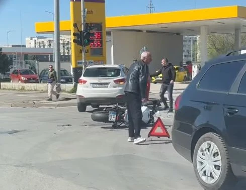 Извънредно в БЛИЦ! Изхвърча и се блъсна в стълба – адско меле в София СНИМКИ 18+
