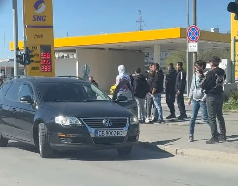 Извънредно в БЛИЦ! Изхвърча и се блъсна в стълба – адско меле в София СНИМКИ 18+