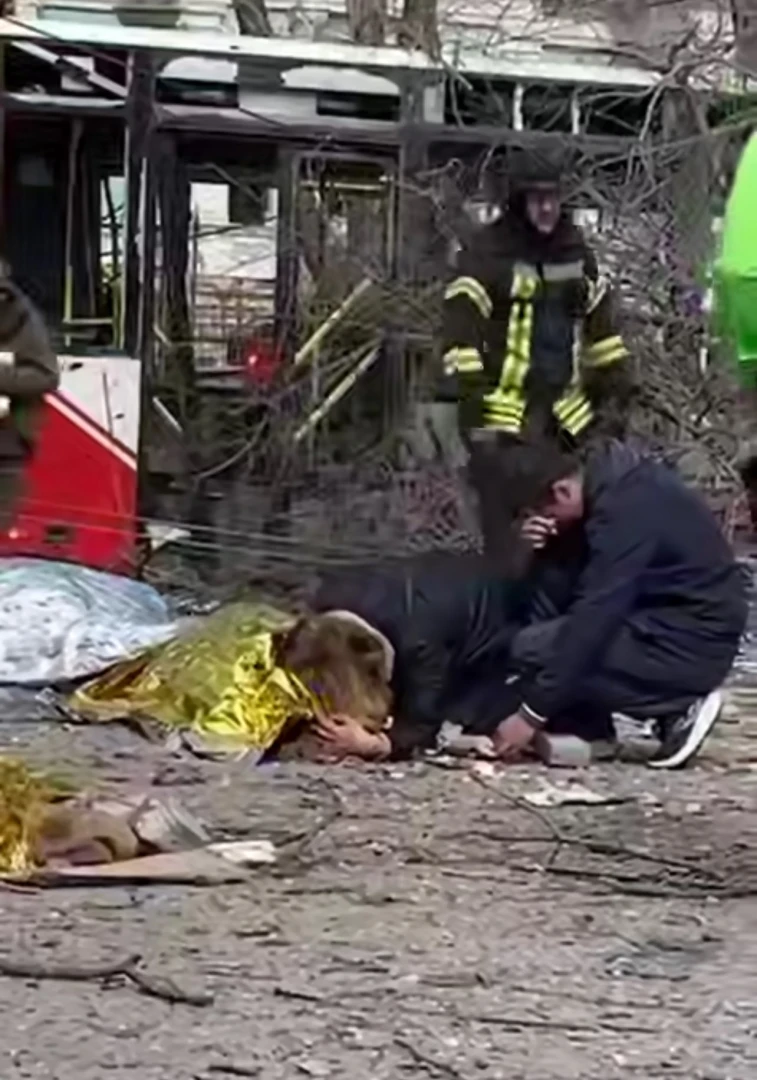 "Абсолютно зло": Ужасяващи СНИМКИ и ВИДЕО 18+ от смъртоносната атака над Суми с над 30 жертви